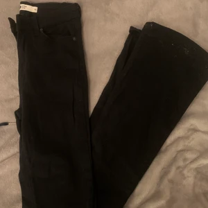 Svarta utsvängda jeans gina tricot xs - Svarta utsvängda jeans från Ginatricot i storlek XS, inga hål eller fläckar. Skriv dm för fler bilder (pris kan diskuteras)