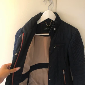 Kiltad jacka Zara - En så classy jacka från Zara som är kiltad. Knappt använd och är i str S. Kan mötas upp och frakta!!☺️