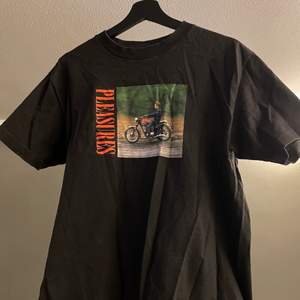 Säljer denna snygga t-shirten från Pleasures köpt på Sneakersnstuff för ca 1 år sedan. Det är Bob Dylan tryck på framsidan och en låtrad ur hans låt ”Like a rolling stone” på baksidan. Sitter true to size medium. Skicket är bra! Hör av er vid frågor!