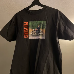 Pleasures Bob Dylan T-shirt - Säljer denna snygga t-shirten från Pleasures köpt på Sneakersnstuff för ca 1 år sedan. Det är Bob Dylan tryck på framsidan och en låtrad ur hans låt ”Like a rolling stone” på baksidan. Sitter true to size medium. Skicket är bra! Hör av er vid frågor!