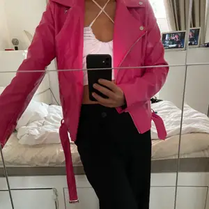 Såå snygg och unik rosa skinnjacka köpt på NA-KD för några år sedan och finns därav inte kvar längre💕 skit snygg att styla till svart/vita outfits för att liva upp den!🤩 ( köparen står för frakten som tillkommer )