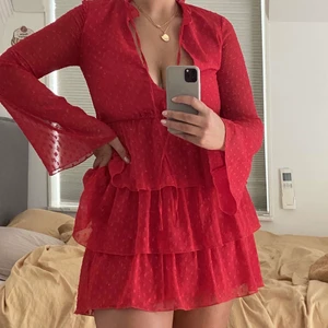 Röd volang klänning  - Så fin klänning att ha på sig på någon middag eller när man ska ut på restaurang🤩🤩. Är i storlek 34 men passar 36 väldigt bra också då den är lite större i storlek. Plagget är lite mer färgstarkt än de är på bild. Knappt använd och säljer den då den är för liten för mig, annars hade jag gärna haft kvar den. Finns inte att köpa på nakd längre då den är slutsåld. ❣️❣️Buda privat😊