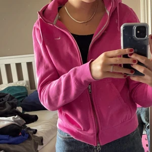 Nike hoodie  - Snygg Nike zip up hoodie. Jätte bra skick aldrig använd! 