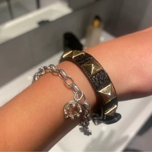 Nitarmband - Säljer detta jättesnygga oanvända nitarmbandet som likar valentino armbandet. Frakt tillkommer på 11 kr
