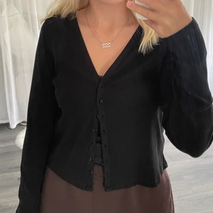 Kofta  - Säljer denna kofta i fint skick från H&M, köpt på plick men är för stor för mig. (Koftan är ej helt stängd på bild) Observera att spegeln är fläckig! Köparen betalar för frakten och katt finns i hem 🏠 