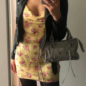 Zara klänning siden - Populär, knappt använd zaraknning i siden. Storlek S men storlek regleras då man knyter banden själv! Mycket bra skick! Säljer även balenciagaväskan som är på bilden! Kolla min profil