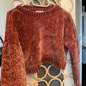 Tröja - Superfin tröja som är köpt i Italien. Den är croppad och perfekt nu till hösten då den är lite varmare. 