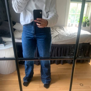 Na-kd - Säljer dessa fina blåa vida jeans i storlek 40. Använda ett fåtal gånger. Så i fint skick 