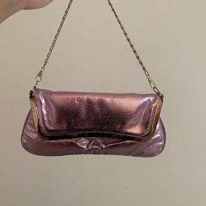 Handväska - En rosa handväska som är lite sliten men ändå rätt fin. Den har en ganska kort kedja och två fack. Kontakta mig för fler bilder💕