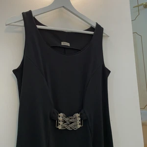 Klänning  - Figursydd klänning oanvänd 