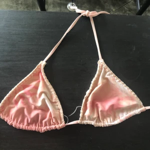 Rosa mönstrad bikinitopp  - En bikinitopp men rosa tie dye mönster på utsidan. Ett annat mönster på insidan så man kan använda båda sidorna. Den är använd men den är inte i dåligt skick. Vet inte hur mycket frakten kostar än. Jag har inläggen ifall man skulle vilja ha de. Skriv för frågor eller fler bilder😊