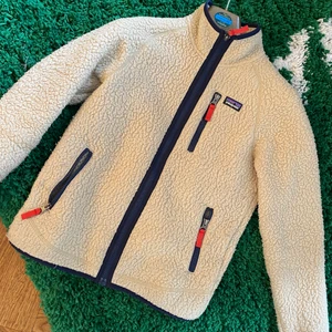 Patagonia fleece - Slutsåld och efterfrågad och väldigt fin  fleece. Skick: 8/10  storlek large 150-160 cm köpare står för frakt. Den som köper betalar samtidigt som jag postar!