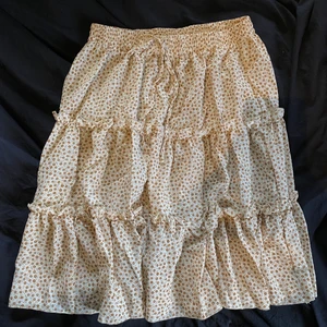 Kjol - Kjol med blommor från shein, storlek medium. Aldrig använd. Köpare står för frakten.