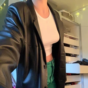 Läderjacka - Jättesnygg medellång svart läderjacka. Passar till allt;) säljer då den inte kommit till användning. (Köpt secondhand men aldrig använd) köpare står för frakt.