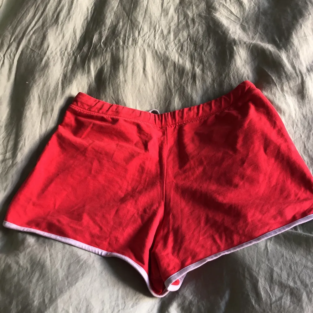 Säljer nu dessa mycket använda mjukis sport shortsen ifrån Twilfit. Mycket använd så den är sliten i tyget. Ändå riktigt hållbar ocj kvalitativ!. Pastellröd färg och vita snören man kan knyta om man vill, det är därför den passar både S och M! . Shorts.