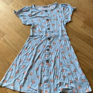 Klänning  - Tror Jag har haft den en gång och den har två små fläckar men om ni vill se dom kontakta mig men kommer inte att frakta den