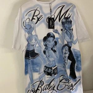 Oversized T-shirt I storlek S (UK 8) - Svincool oversized t-shirt som är helt oanvänd (prislapp sitter kvar också). Säljer den för att den tyvärr inte kommer till användning. Köparen står för frakt