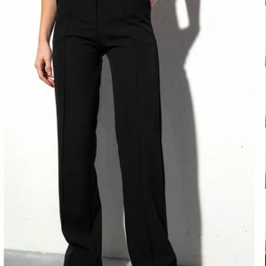 Kostymbyxor  - Jättesköna kostymbyxor från madlady. Sälj pga inte min stil, använda en gång. Jag har vanligt vis M men dom hör satt bra på mig. 