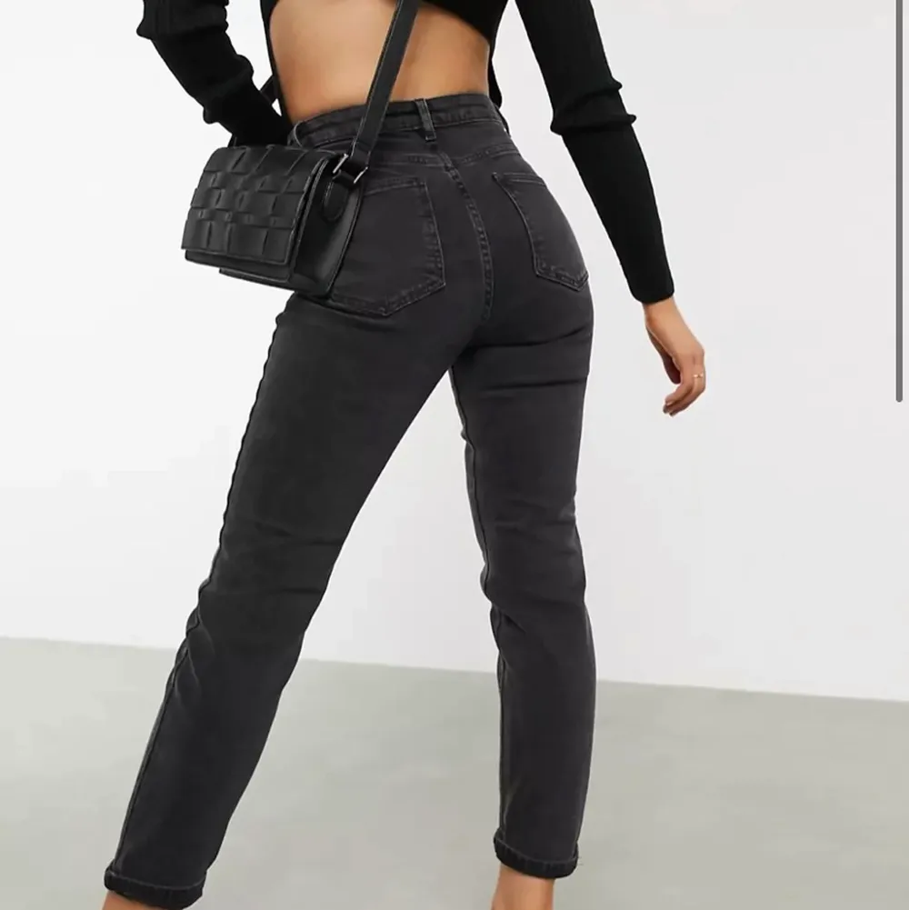 Helt nya jeans från ASOS. Jättefina och långa, men tyvärr för stora för mig. Färg: tvättad svart 💞 Nypris: 399kr. Storlek 28/32 vilket motsvarar ungefär en S.. Jeans & Byxor.