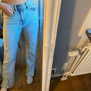 ljusa jeans med slits - använda ca 3 gånger! säljer pga köpt liknande❤️ frakt tillkommer!
