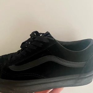 Vans - Svarta vans i mocka material. Köparen står för frakten 🌸