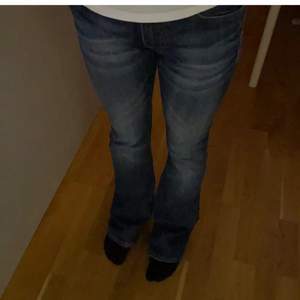 lågmidjade jeans från crocker i storlek 27/32. passar någon som är runt 160cm