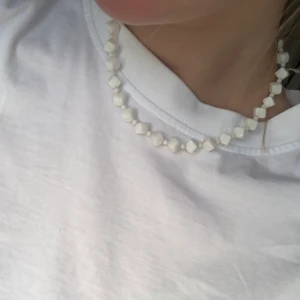 Vitt halsband  - Säljer detta gulliga halsband då det inte kommer till användning! 