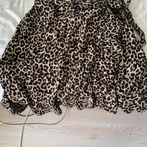 Volangkjol - Fin volangkjol. Med leopard mönster. Använt fåtal gånger. Super skön för varmt väder. 