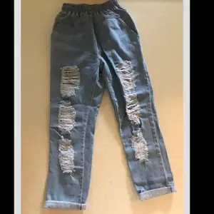 Säljer ripped jeans strl M, fin skick, använd ett fåtal ggr