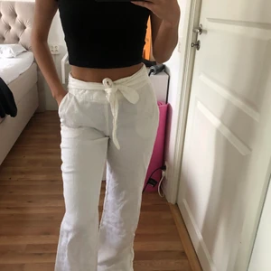 Linnebyxor  Massimo Dutti - Aldrig använda linnebyxor från Massimo Dutti i strl 34/36, jag är 1,60 och de är långa på mig. Ska inte vara problem att sy upp.