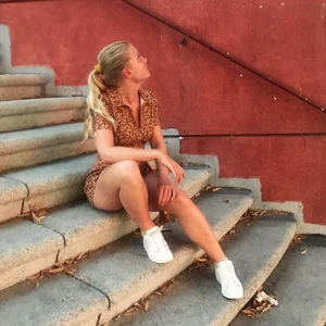 Blommig jumpsuit Urban Outfitters  - Säljer denna otroligt fina jumpsuiten med shorts från Urban Outfitters som tyvärr blivit för liten på mig. Den är blommig i färgerna gul/brun/vit/rosa, har kedja i fram och knytband till midjan. Sparsamt använd. Frakt tillkommer.