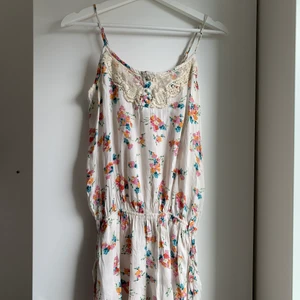 Somrig byxdress - Somrig byxdress med fina detaljer. 