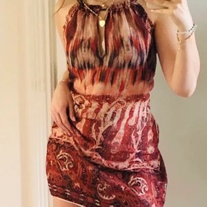 somrig klänning med fint mönster - Köpt secondhand! Jag har dock aldrig använt den. Sitter löst runt midjan men den blir jättefin när man knyter den i bak, med ett bälte eller något sorts band.