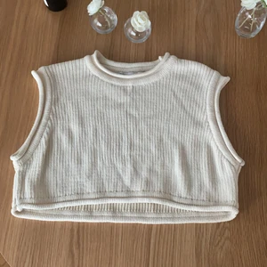 Stickad croppad  - Stickad kort topp från Zara. Storlek S. Aldrig använd. Bud från 100kr 