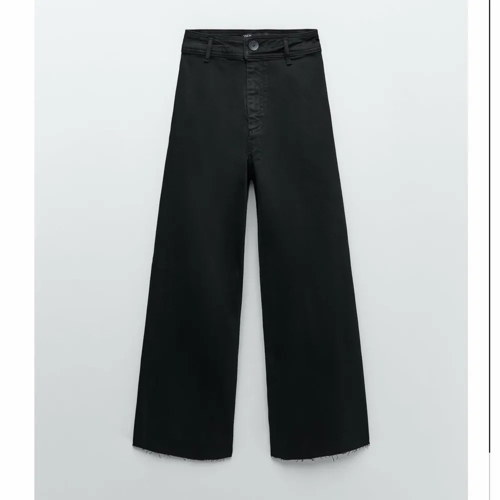 Jättefina vida svart/ gråa byxor från zara . Jeans & Byxor.