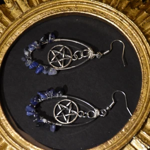 Örhängen pentagram  - Örhängen med pentagram och äkta lapiz lazuli. Krokarna är nickelfria.