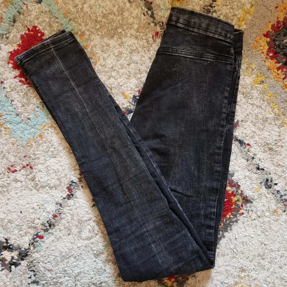 Riktigt bekväma högmidjade stretchjeans i svartspräckligt tyg. Något unikt med de här är att de saknar fickor vilket framhäver ens naturliga former.. Jeans & Byxor.