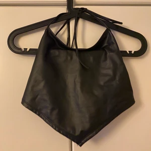 Topp - Kort svart topp aldrig använd. Köparen står för frakten 🌸