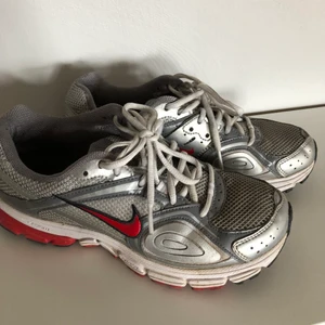 Vintage nike skor - supersnygga 90s nike dojjor, älskar dessa men tyvärr lite för stora för mig :( storlek 37,5 typ, liten 38a