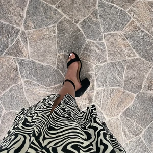 Klackeskor  - Säljer ett par klackeskor som inte kommer till någon användning, klacken är 8-9 cm💕