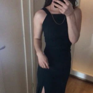 Balklänning  - Super fin balklänning i en mörkgrön färg, färgen syns inte så bra på bilderna men kan skicka bättre bilder. Klänningen är oanvänd och lappen är kvar. Skriv vid intresse 💕💕💕