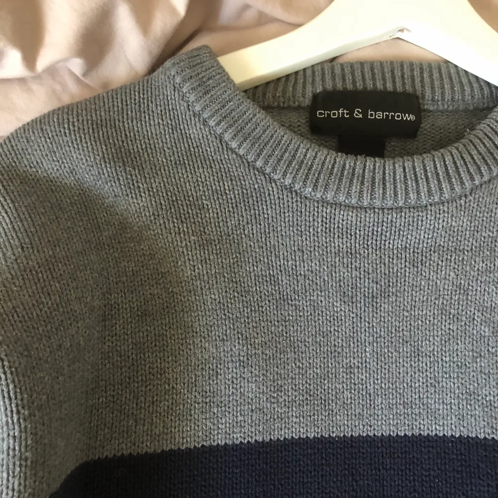 Älskar denna grå stickade sweat shirten<33 frakt tillkommer💓💓( köpt på beyond retro). Tröjor & Koftor.