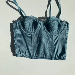 Trendig corset från Urban Outfitters  - Köpte den här jätte fina corset från Urban Outfitters för 450kr men passar inte mig. Den är storlek S men skulle säga att det passar bättre på xS! Super skön material och det är en jätte somrig blå färg. Skriv privat för mer foton/info 