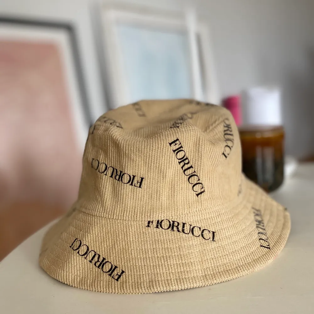 Säljer min helt oanvända bucket hat från Fiorucci. Väldigt snyggt manchester liknande mönster som kommer ge det där lilla extra till din outfit 😍 ( Skickar alltid med fri och spårbar frakt) 💝. Accessoarer.