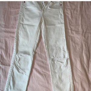 Helt oanvända jeans utan skador!  - Jätte fina vita jeans till sommaren!✨