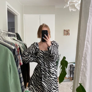 Klänning, Zara - Så fin klänning jag köpte på arkivet men tyvärr aldrig kommit till användning för min del. Ser ut att vara i nyskick.☺️