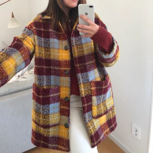 Kappa från monki - Rutig kappa från monki i lite oversized modell, går till mitten av låret på mig som är drygt 1,70, köpt hösten 2019 men i fint skick. Storlek XS men som sagt oversized. Köparen står för frakten