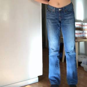 Superfina True Religion jeans i nyckick som är ganska svåra att få tag på. Nypris: runt 2000kr.  Är flera intresserade blir det budgivning. 