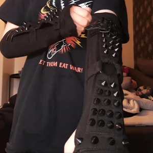 armvärmare - Svarta handskar med nitar, original pris 239 kr<3