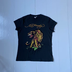 Ed hardy - Jättefin Ed Hardy t-shirt. Inga defekter. Strl M men skulle säga strl S då de är små i storleken.  